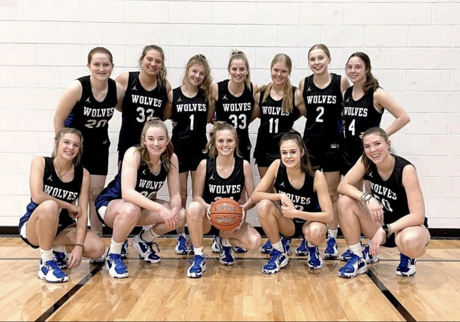 Your Timberline Girls Varsity Basketball team for the 2021/2022 season. Top row, left to right: Jamysen Yates, Taysia Wilson, Lexi Blais, Lauren McCall, Audrey Taylor, Emma Heniger, Maryn McDaniel. Bottom row, left to right: Kailey Huegerich, Aly Cox, Piper Davis, Grace Mertes, Sophie Glancey. 