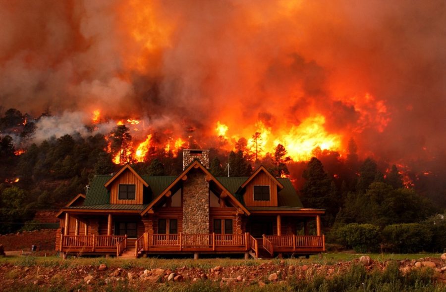 A+cabin+in+central+Idaho+sits+uncomfortably+close+to+a+raging+wildfire.+