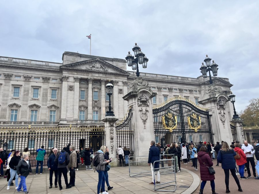 Tourists gather at Buckingham Palace, the place where the King resides when living in London. 
