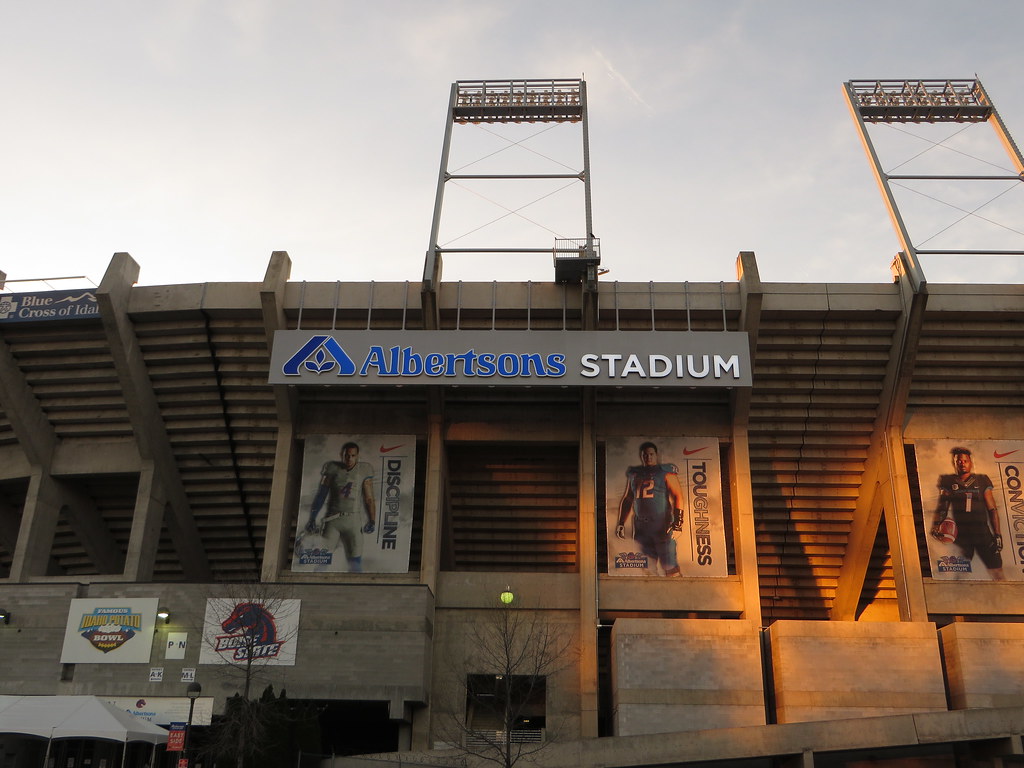  "Albertsons Stadium, Boise State University, Boise, Idaho" by Ken Lund is licensed under CC BY-SA 2.0.
